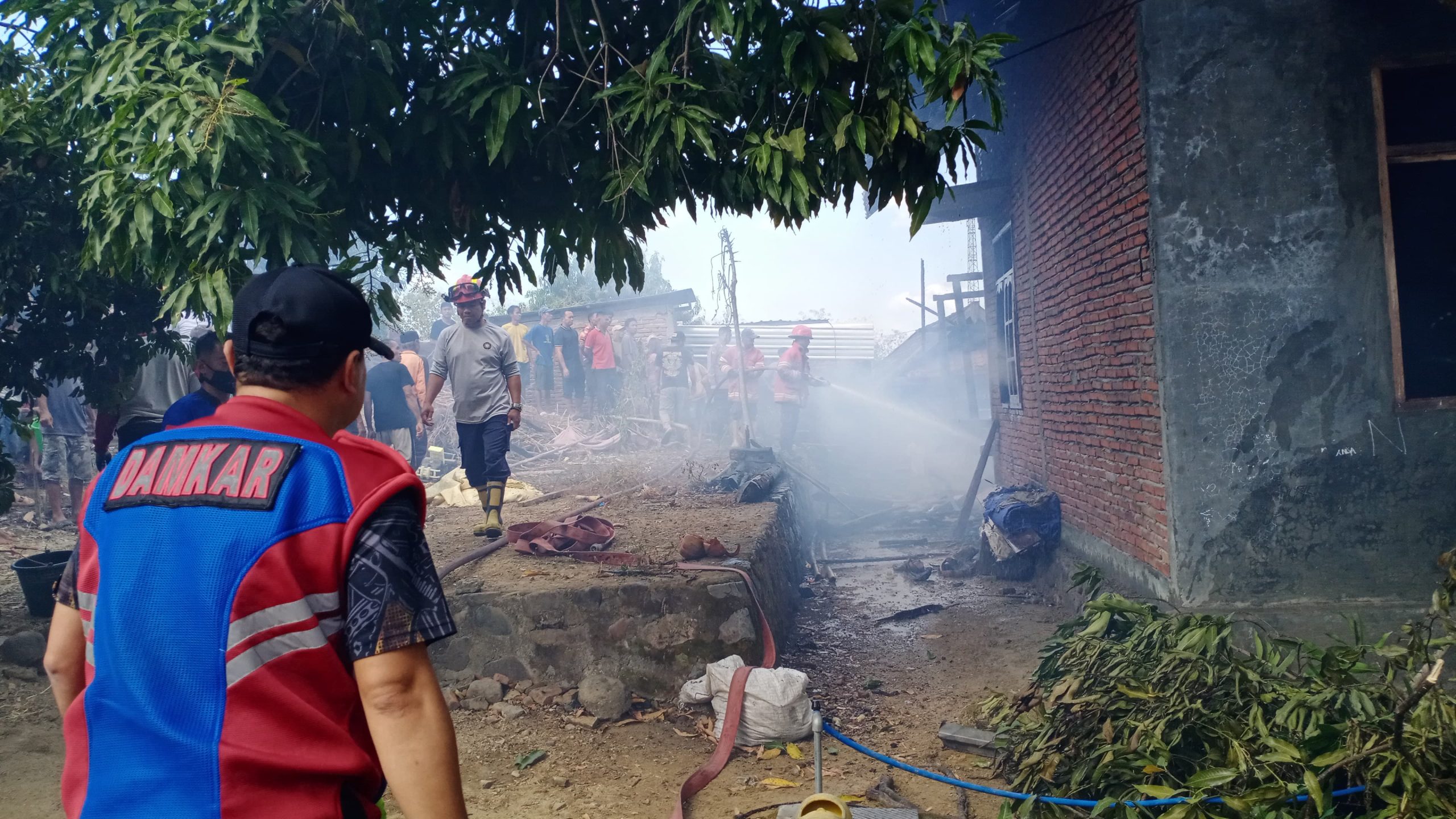 Rumah Warga di Semamung Ludes Dilalap Api, Massa Tahan Mobil Damkar Tuntut Pos Pemadam